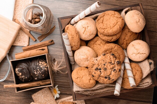 Mistura de biscoitos de aveia e chocolate. Vista do topo