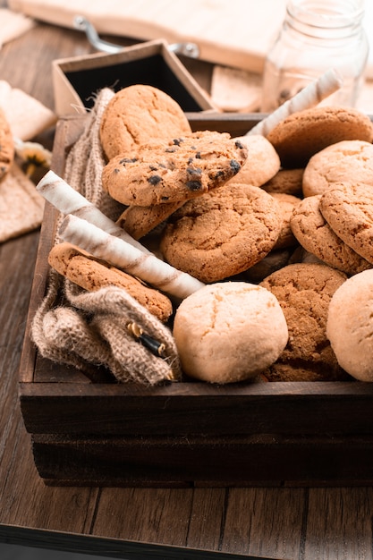 Mistura de biscoitos de aveia e chocolate.