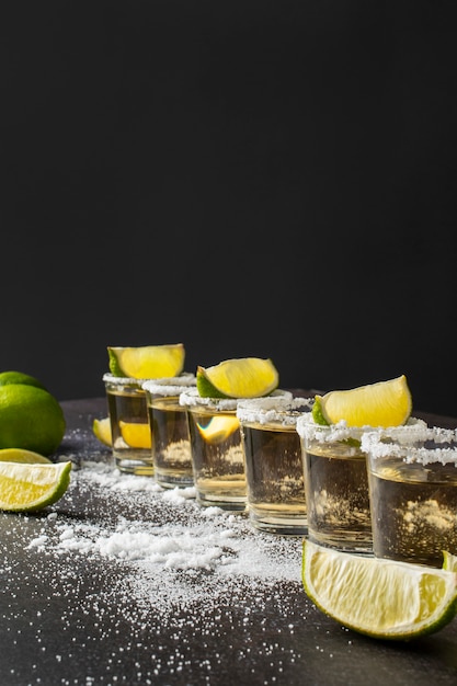 Mistura de coquetéis em copos com bordas de limão e salgados