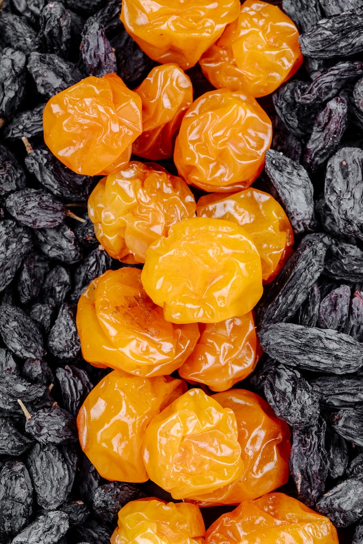 Foto grátis mistura de passas de frutas secas pretas com ameixas de cereja close-up vista