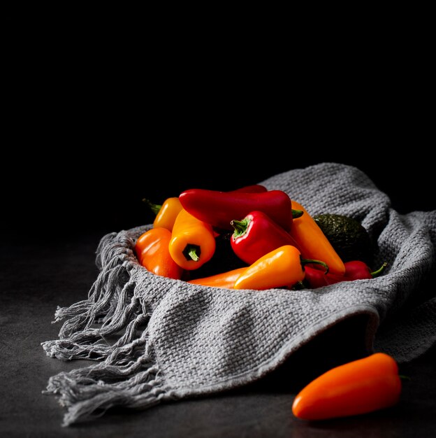 Mistura de pimenta com toalha de cozinha em vista frontal
