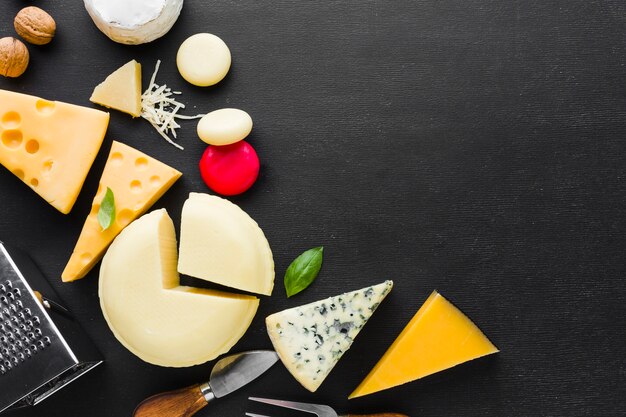 Mistura de queijo plana leigos e utensílios com espaço para texto