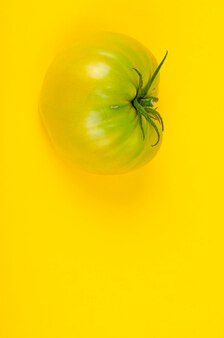 Mistura de tomates maduros coloridos em fundo amarelo brilhante. foto do estúdio.
