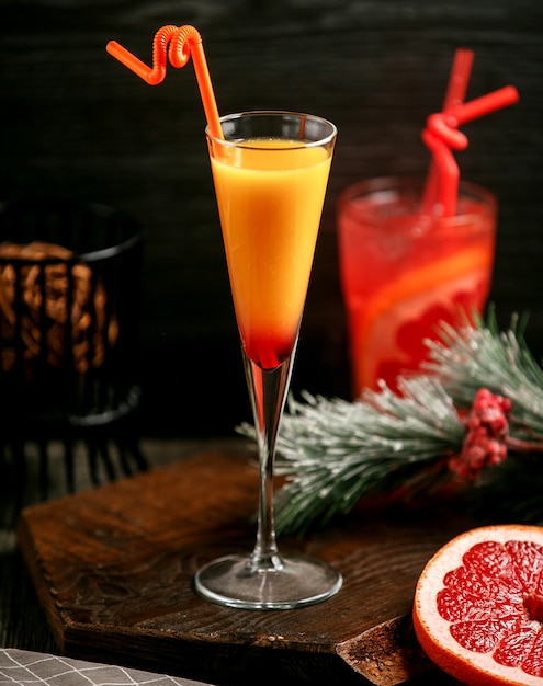 Mistura de toranja laranja cocktail na mesa
