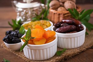 Misture frutas secas (tâmaras, ameixas, damascos, passas) e nozes. comida do ramadã (ramazan).