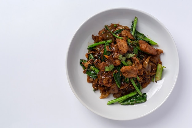 Misture o macarrão de arroz frito com molho de soja e carne de porco no fundo branco