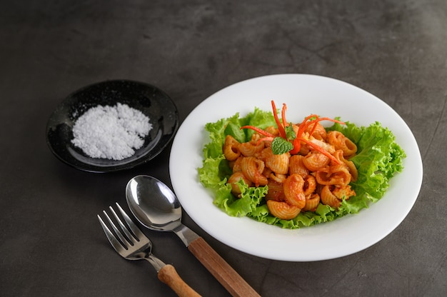 Misture o macarrão frito com molho de tomate e carne de porco