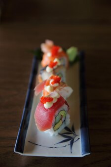 Misture rolos de sushi com atum, salmão, camarão, sushi maki, comida japonesa