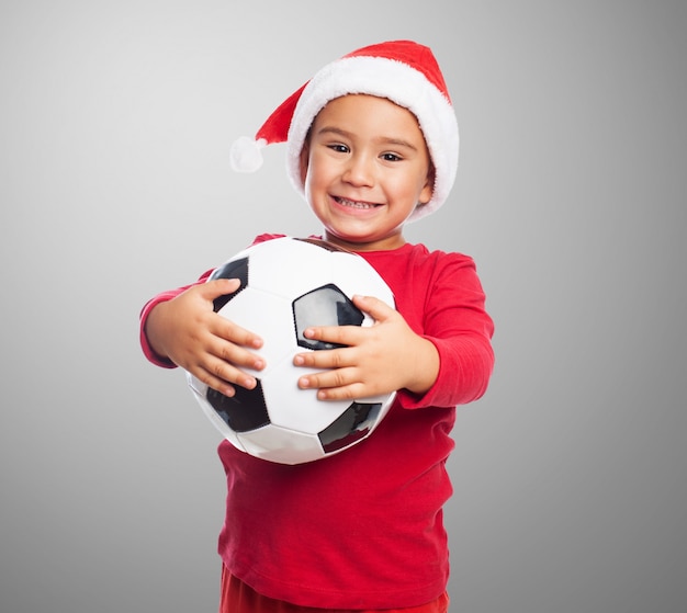 Foto grátis miúdo de sorriso querendo jogar futebol