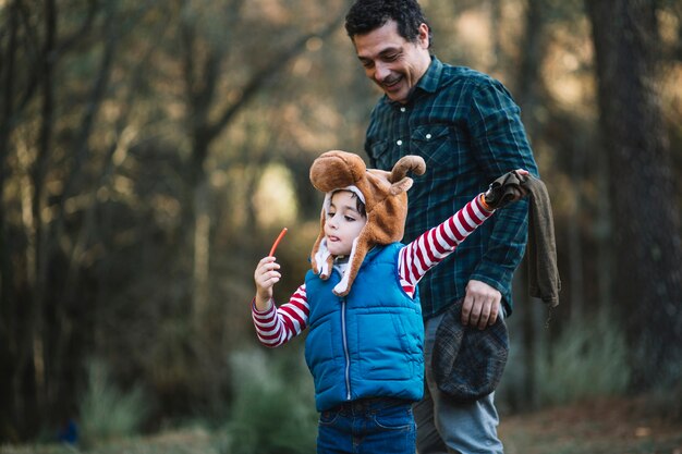 Miúdo e pai na floresta