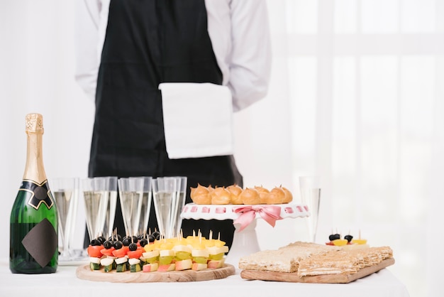 Foto grátis mix de alimentos e bebidas definido em uma tabela