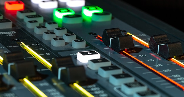 Mixer digital em um estúdio de gravação, close-up