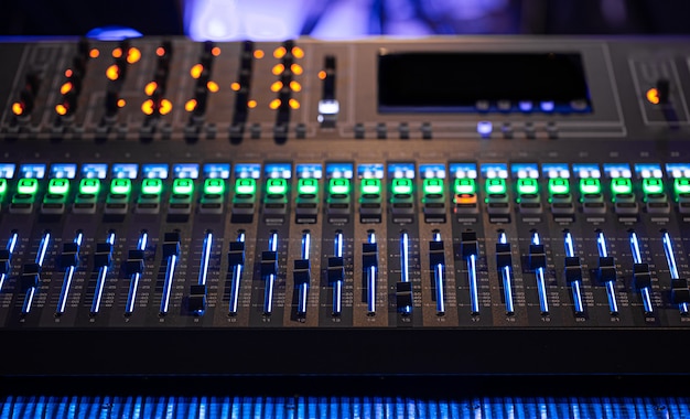 Mixer digital em um estúdio de gravação. trabalhe com som.