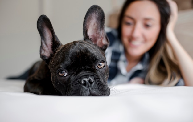 Moça do smiley que afaga seu filhote de cachorro