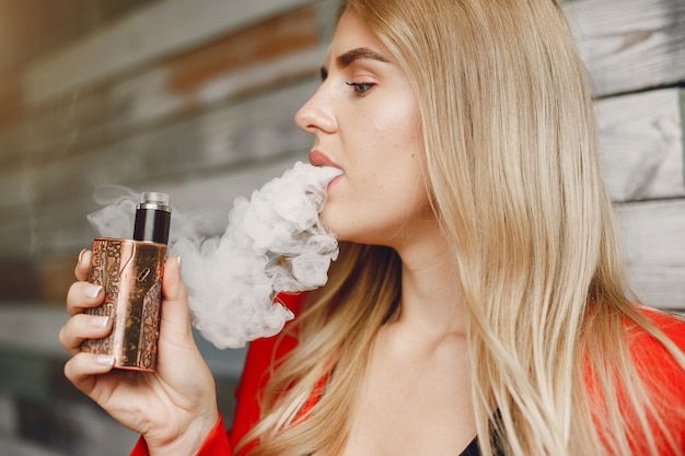 Moça elegante em uma cidade com vape