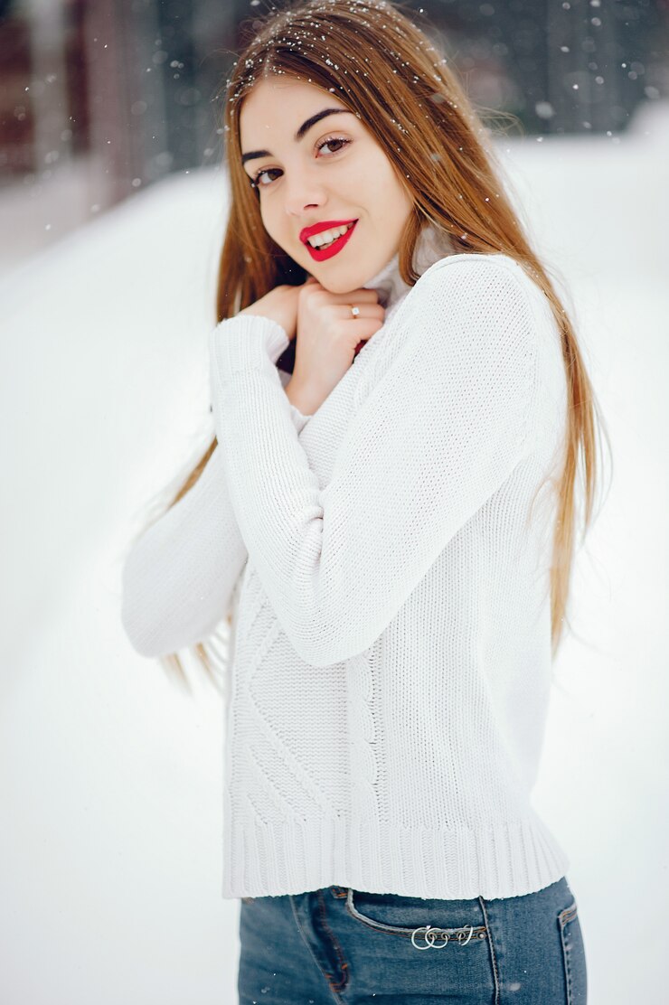 Foto grátis moça em uma camisola branca que está em um parque do inverno