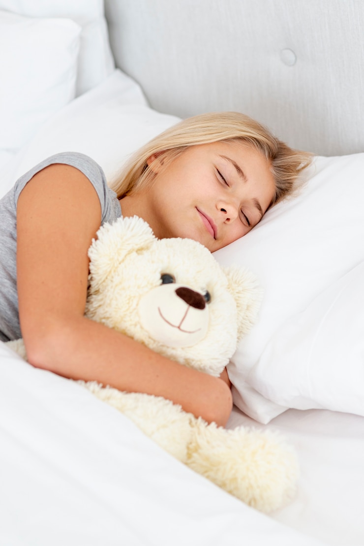Foto grátis moça que desliza com seu urso de brinquedo