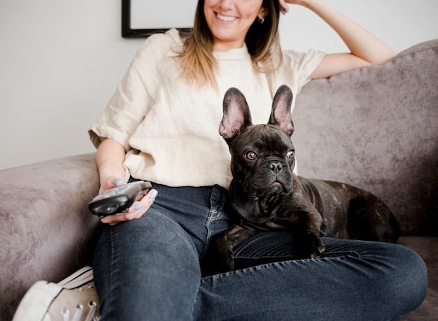 Moça sorridente com seu cachorrinho