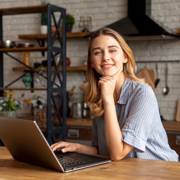 Moça sorridente com um laptop