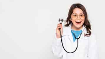 Foto grátis moça vestida como médico