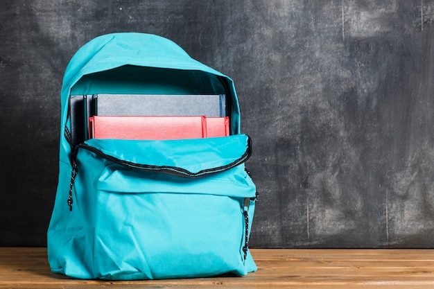 Mochila azul com livros didáticos