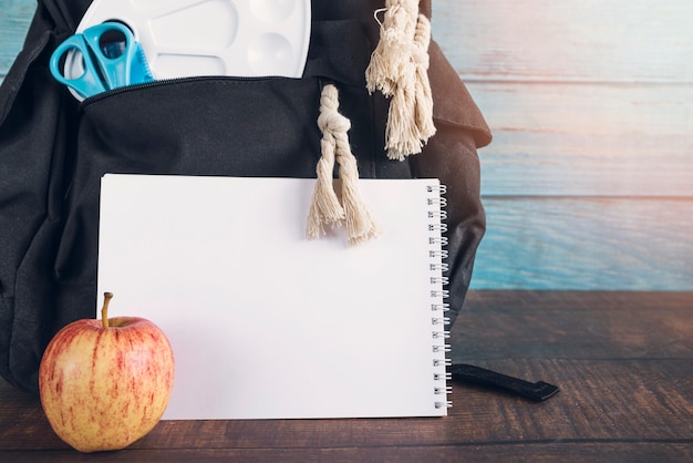 Mochila com caderno de tesoura de régua de paletes e apple