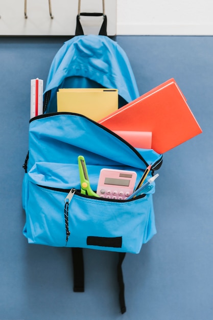 Mochila de criança no gancho em classe