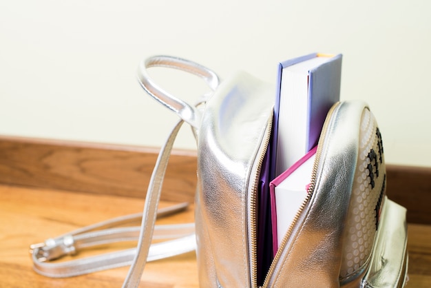 mochila de prata com livros