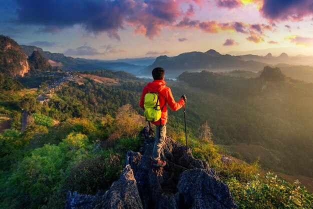 Mochileiro de pé no ponto de vista do nascer do sol na vila de Ja Bo, província de Mae hong son, Tailândia.