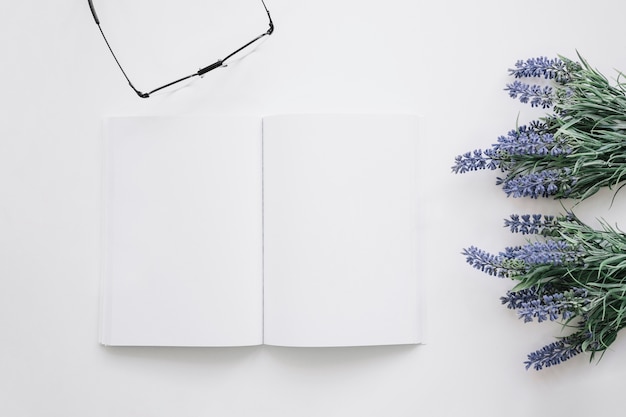 Download Mockup de capa de livro com flor à esquerda | Foto Grátis