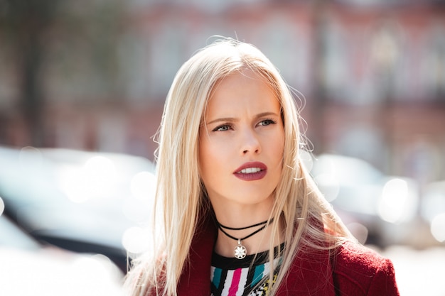 Moda bonita jovem mulher loira caminhando ao ar livre