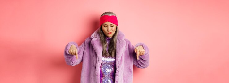 Foto grátis moda e conceito de compras, funky mulher asiática sênior com casaco de pele falso na moda e vestido de disco