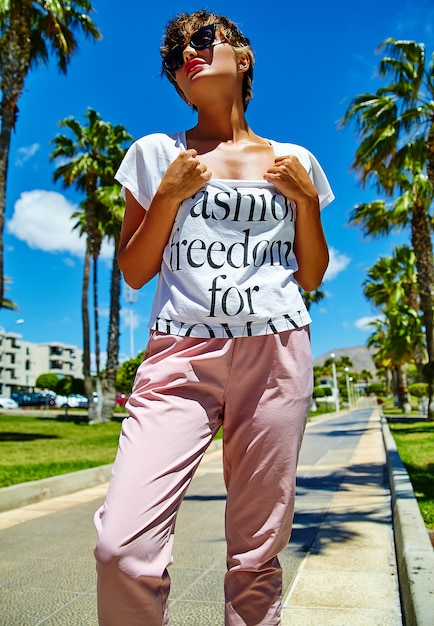 Foto grátis moda elegante modelo morena jovem bonita no verão hipster roupas casuais posando