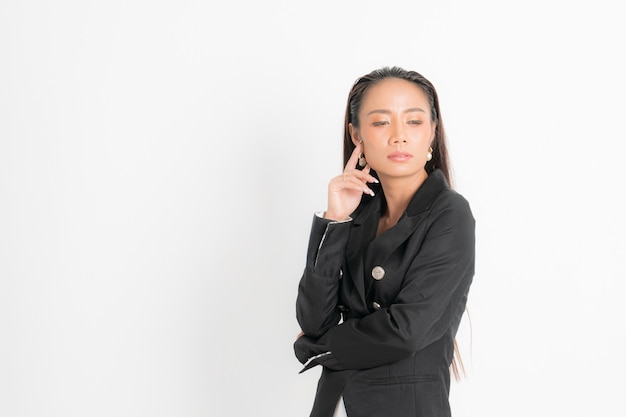 Moda estilo catálogo de roupas para mulher de negócios cabelo comprido preto natural maquiagem usar terno preto traje forma de corpo perfeito terno no estúdio fotos em fundo branco e sombra.