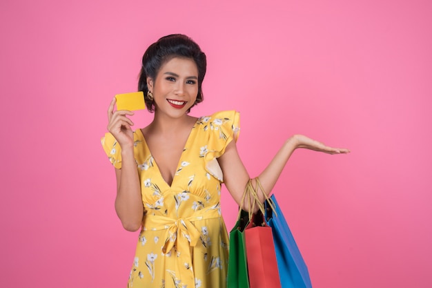 Moda feminina gosta de fazer compras com sacola de compras e cartão de crédito