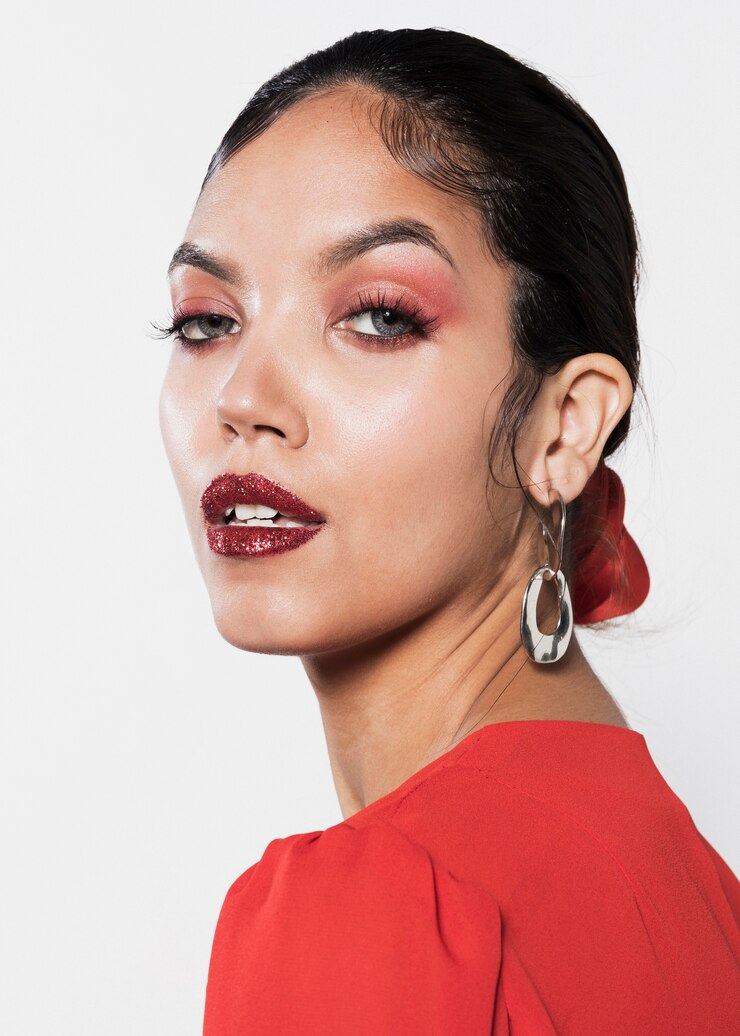 Foto grátis moda jovem com sobrancelha levantada
