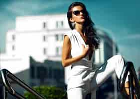 Foto grátis moda modelo de menina mulher em terno branco em óculos de sol na rua