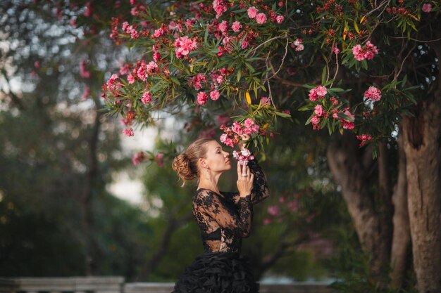 moda mulher bonita em vestido preto de luxo ao ar livre