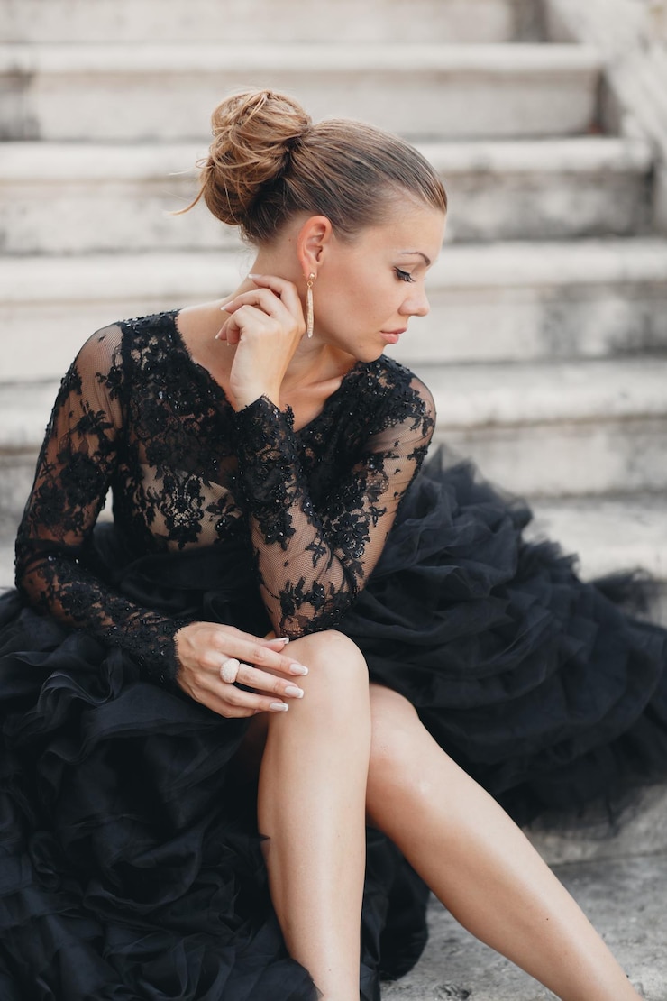 Foto grátis moda mulher bonita em vestido preto de luxo ao ar livre