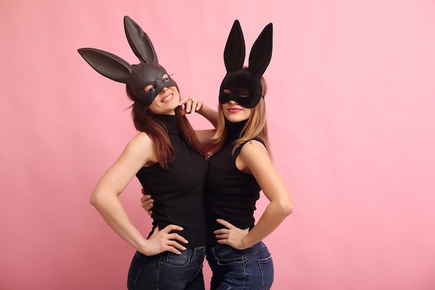Moda mulheres jovens posando com máscara de coelho preto