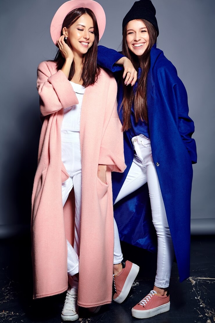 Foto grátis moda retrato de dois modelos de mulheres morenas sorridentes em verão casual hipster casaco posando. comprimento total