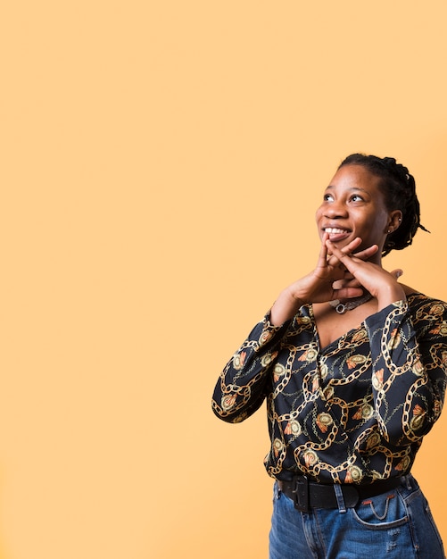 Foto grátis modelo afro-americano elegante com espaço de cópia