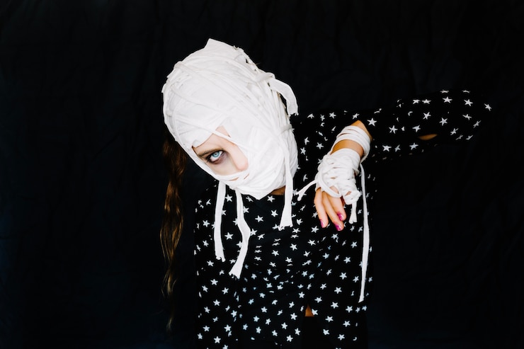 Foto grátis modelo assustador com bandagens como mamãe