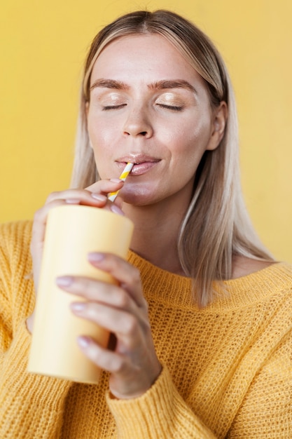 Foto grátis modelo bebendo na bebida plano médio