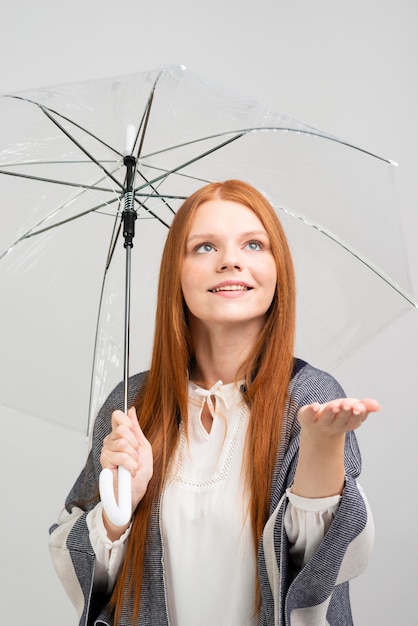 Modelo bonito do tiro médio que guarda o guarda-chuva