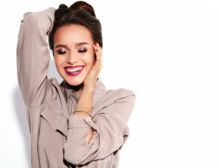 Foto grátis modelo bonito mulher morena em roupas casuais bege com maquiagem brilhante e lábios vermelhos