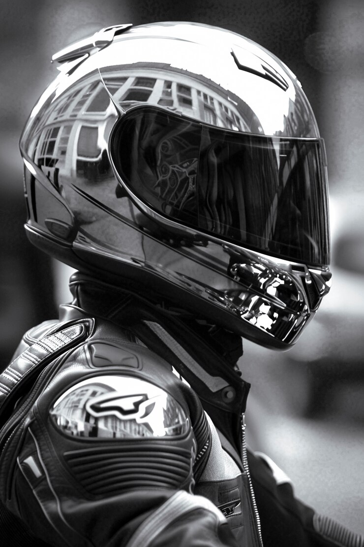Foto grátis modelo com capacete de motocicleta
