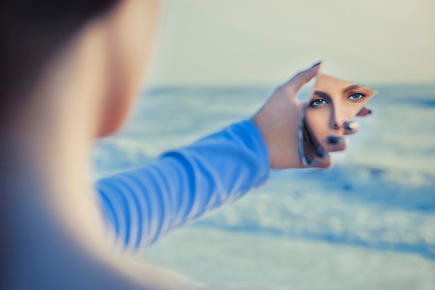 Foto grátis modelo de cabelos justo feminino no espelho, olhando-se