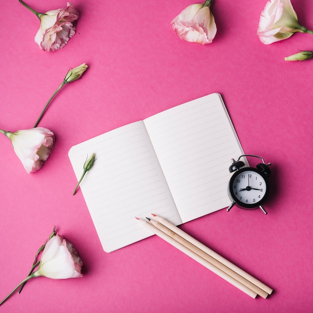 Modelo de caderno com decoração floral