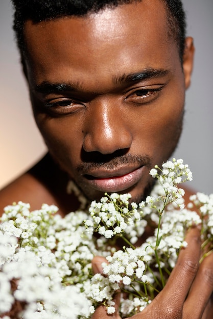 Modelo de close-up segurando um retrato de flores